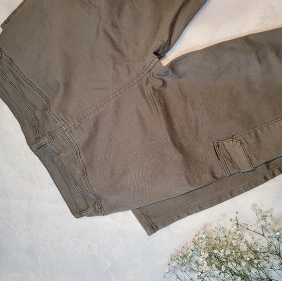 Green cargo style Ashley Mason pants. Size 7. - Picture 6 of 11